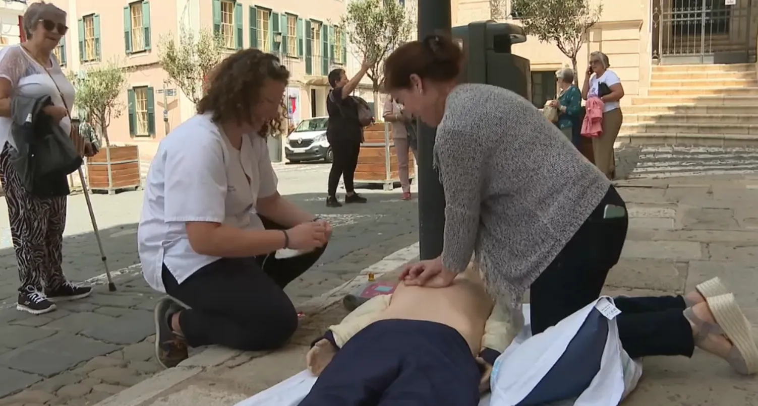 Infermers i infermeres de Menorca surten al carrer amb tallers i taules informatives per fer visible la seva feina