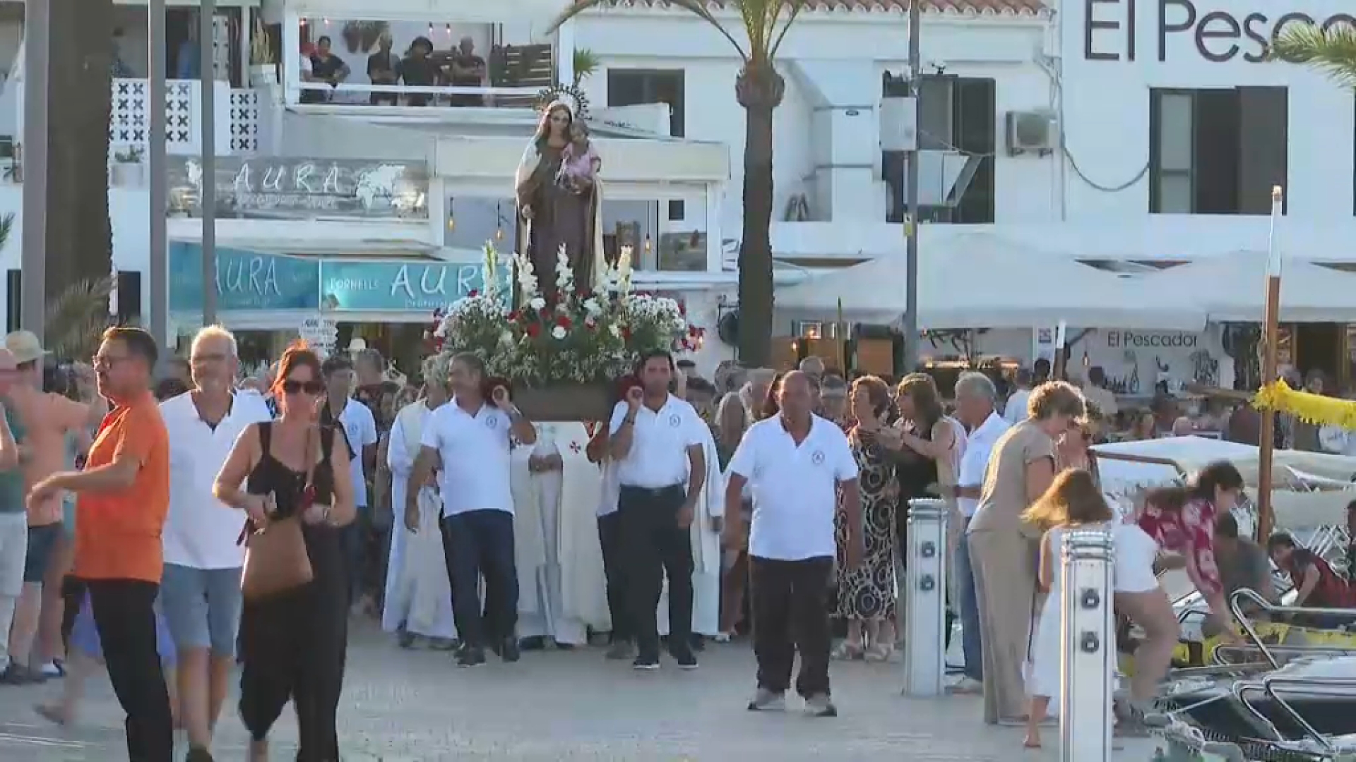 Mig centenar de barques participen a Fornells en la processó marítima del Carme