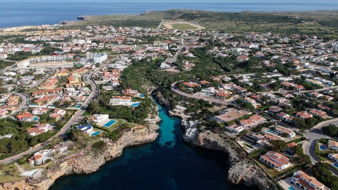 Els hotelers de Menorca reclamen destinar part de l’ecotaxa a la millora de les urbanitzacions turístiques