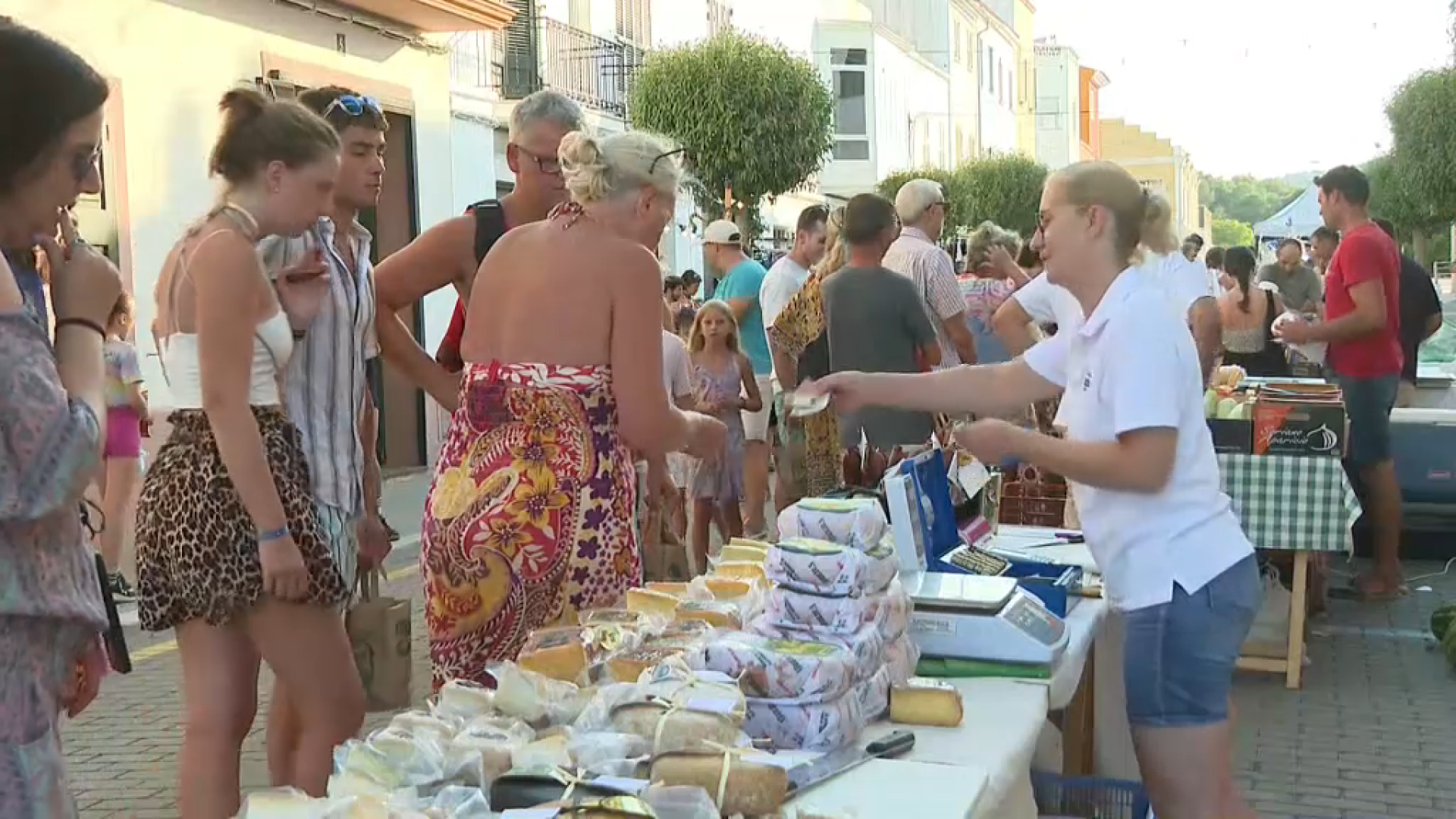 El mercat de nit des Mercadal anima els dijous d’estiu a Menorca