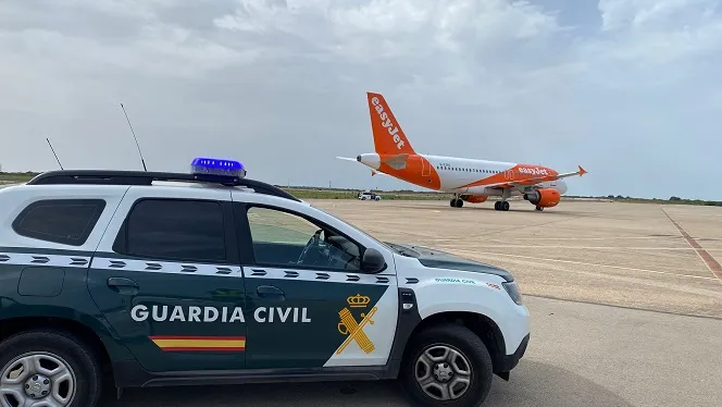 Llibertat sota fiança de 10.000 euros per al jove detingut per la falsa amenaça de bomba en un avió a Menorca