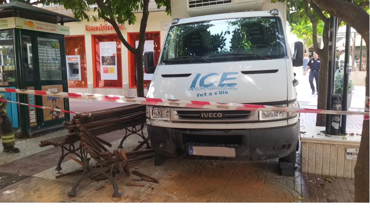 Ferides una dona i una nina de 9 anys després de l’impacte d’un camió sense fre ni conductor a la plaça Reial de Maó