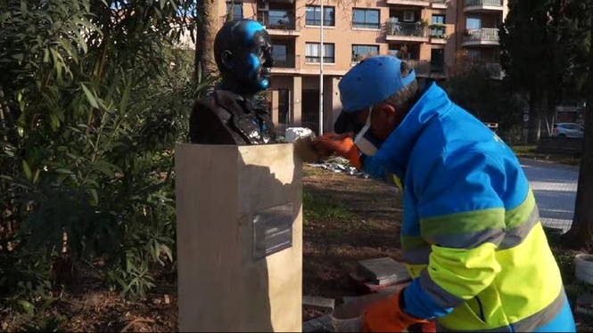 Cort inicia la neteja de l’escultura d’Emili Darder, després de ser objecte de pintades vandàliques