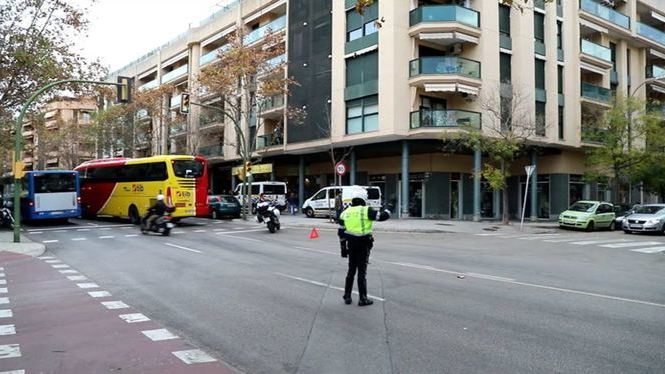 Ferit greu un jove de 19 anys després de ser atropellat per un bus a Palma