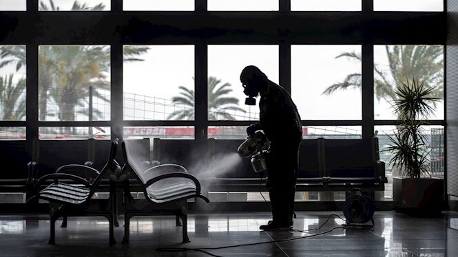 L’Exèrcit desinfecta l’aeroport de Menorca un mes després de l’estat d’alarma