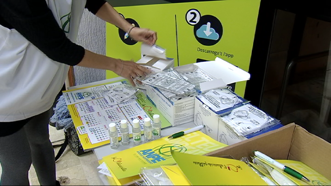 El sindicat de docents ANPE entrega material sanitari a estudiants de la UIB