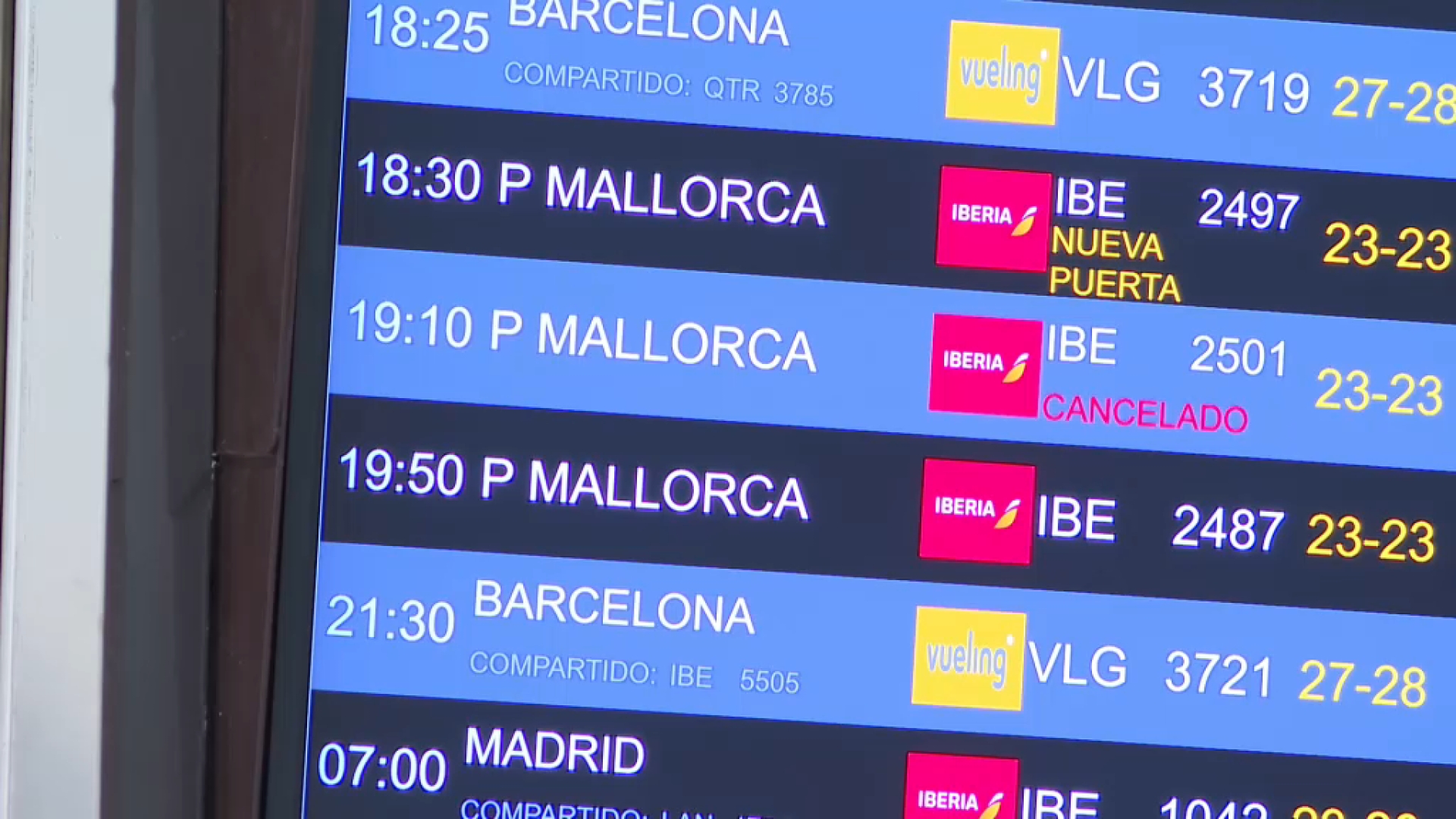 Cancel·lacions i overbooking provoquen indignació a l’aeroport de Menorca