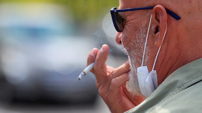 Entra en vigor la normativa que prohibeix fumar al carrer i les reunions de més de 10 persones