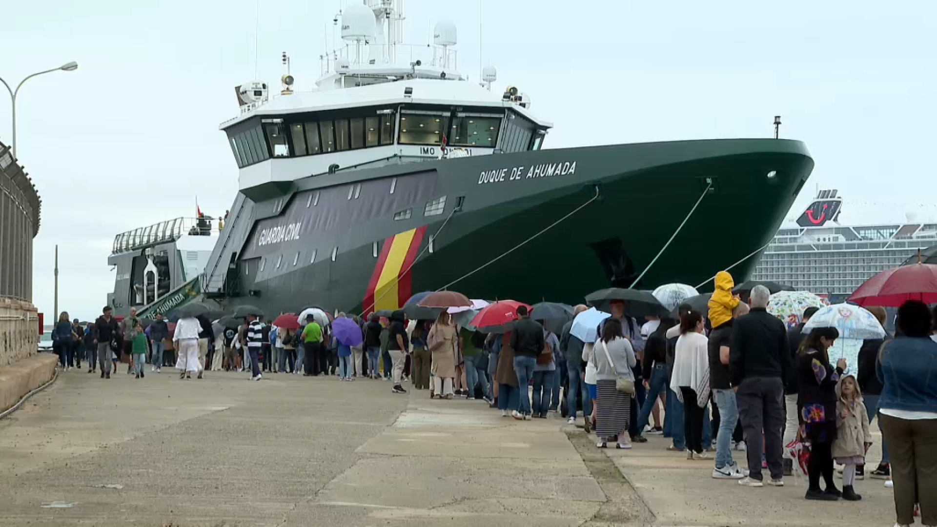 Centenars de persones visiten el ‘Duque de Ahumada’