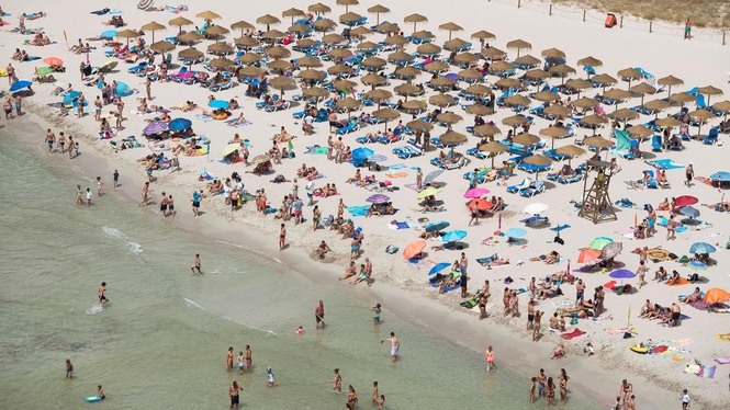 Els turistes gasten més, pero venen menys a les Illes