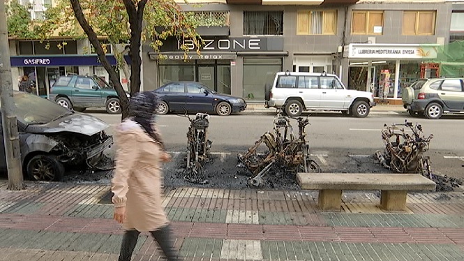 Incendi nocturn al centre de Vila amb cinc motos i un cotxe cremats