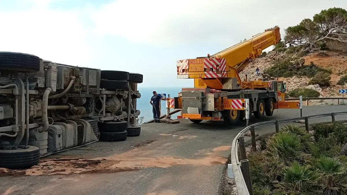Restablerta la via de la carretera al far de Formentor que estava afectada per l’accident d’un camió