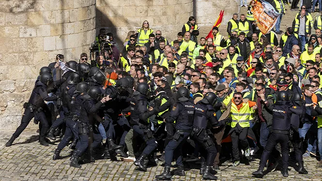 Tensió entre pagesos i policies antidisturbis a les portes de les Corts d’Aragó
