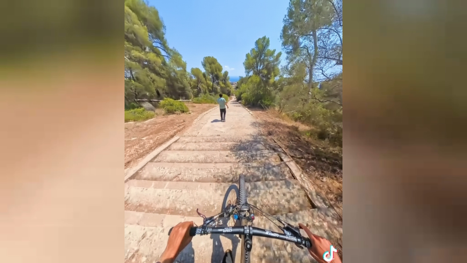 Identifiquen+el+ciclista+que+baix%C3%A0+a+gran+velocitat+per+les+escales+del+castell+de+Bellver+de+Palma