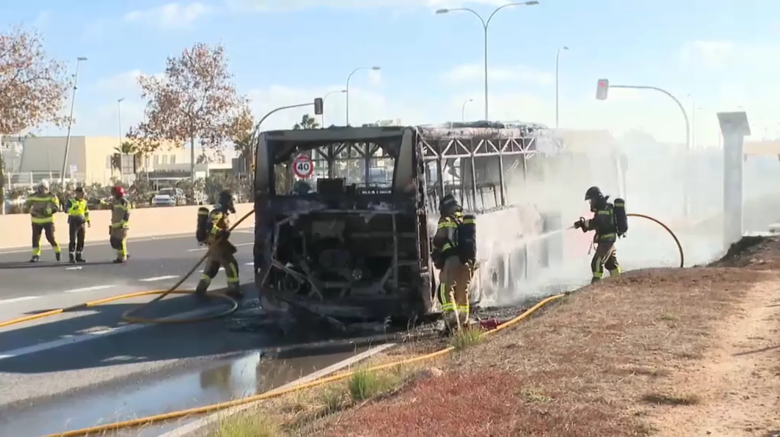 Obriran una investigació per conèixer les causes de l’incendi del bus calcinat dijous a la carretera de Sant Antoni