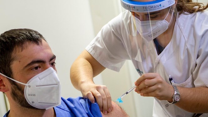Comença la vacunació del personal sanitari de primera línia a Mallorca: “És l’única eina que tenim”