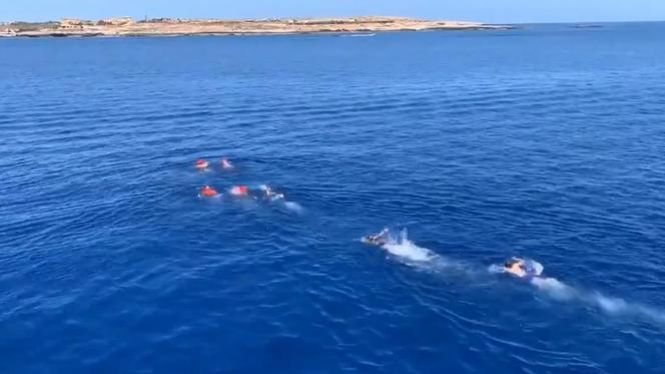 Migrants+de+l%E2%80%99Open+Arms+es+llancen+a+la+mar+per+intentar+arribar+a+Lampedusa
