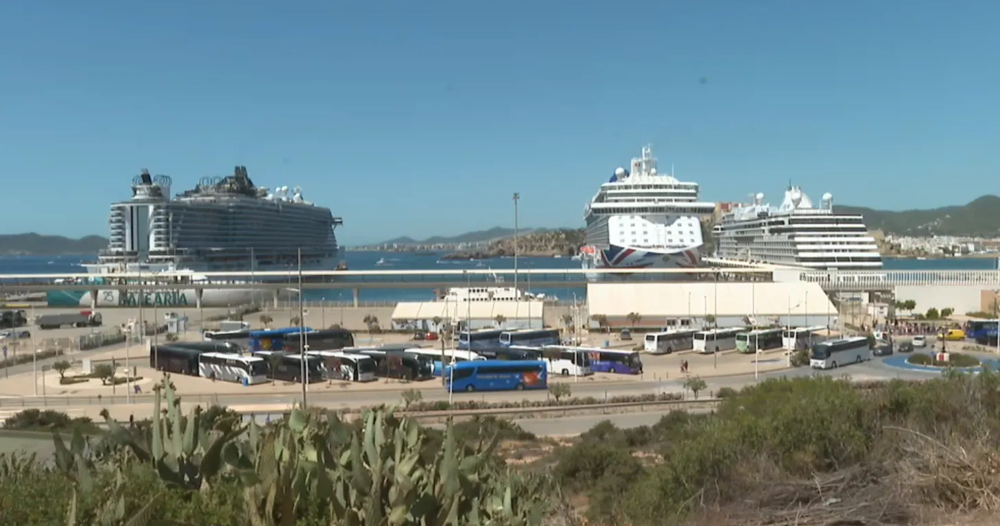 El desembarcament de 10.000 creueristes posa a prova les instal·lacions portuàries i la mobilitat d’Eivissa