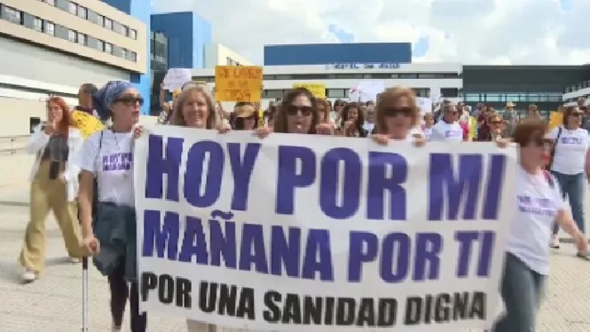 Un centenar de persones es manifesten per protestar per la manca d’especialistes a l’Hospital Can Misses