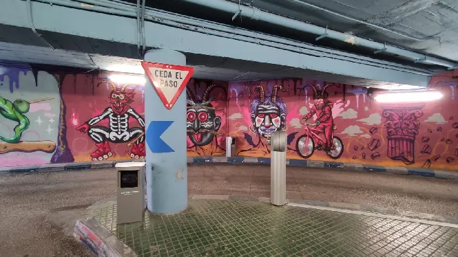 Un nou mural d’art urbà cobreix les parets de la sortida del pàrquing municipal d’Avingudes