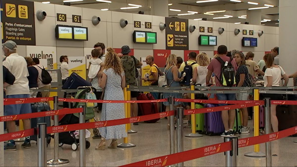 Continua la vaga del personal de control de passaports a Palma