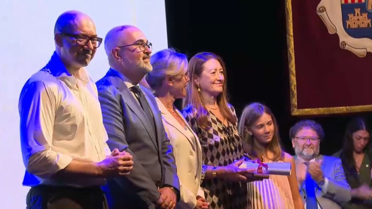 Medalla d’or a l’entrega del doctor Rebollo al poble de Sant Josep