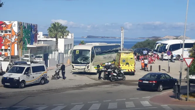 Investiguen per consum de drogues el conductor de l’autobús escolar accidentat a Sant Antoni