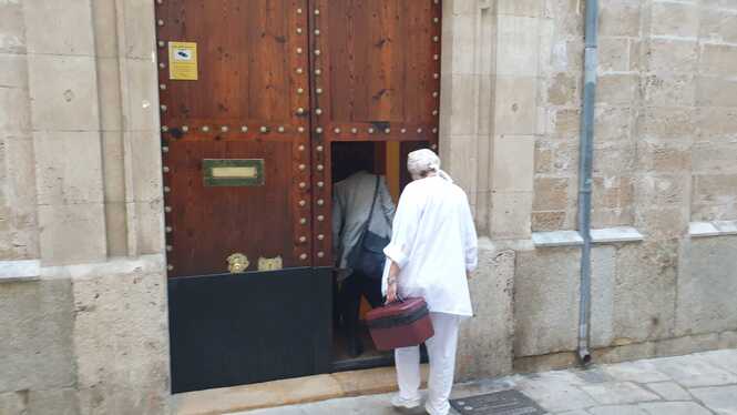El Bisbe de Mallorca rep la segona dosi de la vacuna a la residència de capellans retirats on no viu