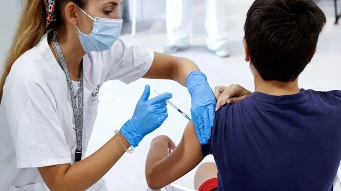 La Comissió Salut Pública aprova la vacunació dels infants d’entre 5 i 11 anys
