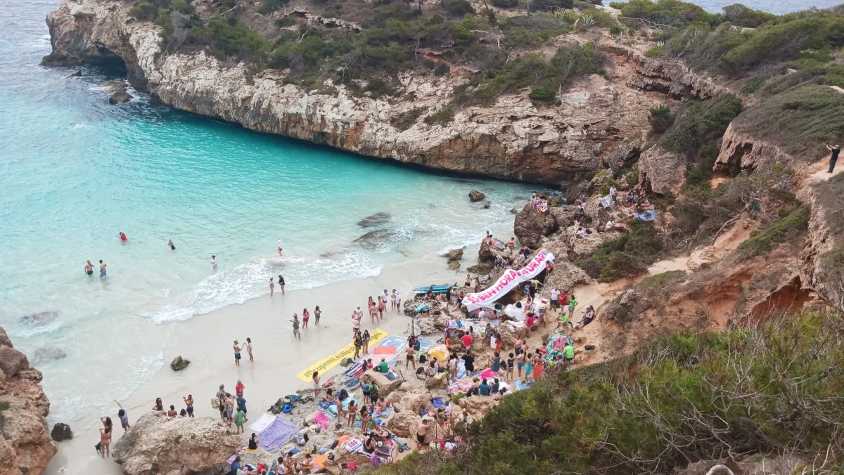 Al voltant de 250 persones protesten contra la massificació al Caló des Moro