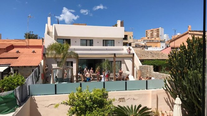 Indignació pels lloguers turístics il·legals d’Alzina Living, amb festes incloses a la piscina