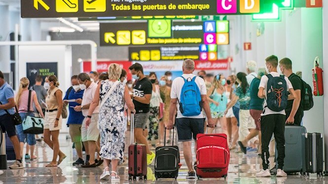 Els aeroports de les Illes operen aquest diumenge quasi 900 vols, el 62%25 internacionals