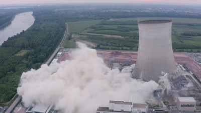 Esbuquen+les+torres+de+refredament+de+la+central+nuclear+de+Philippsburg