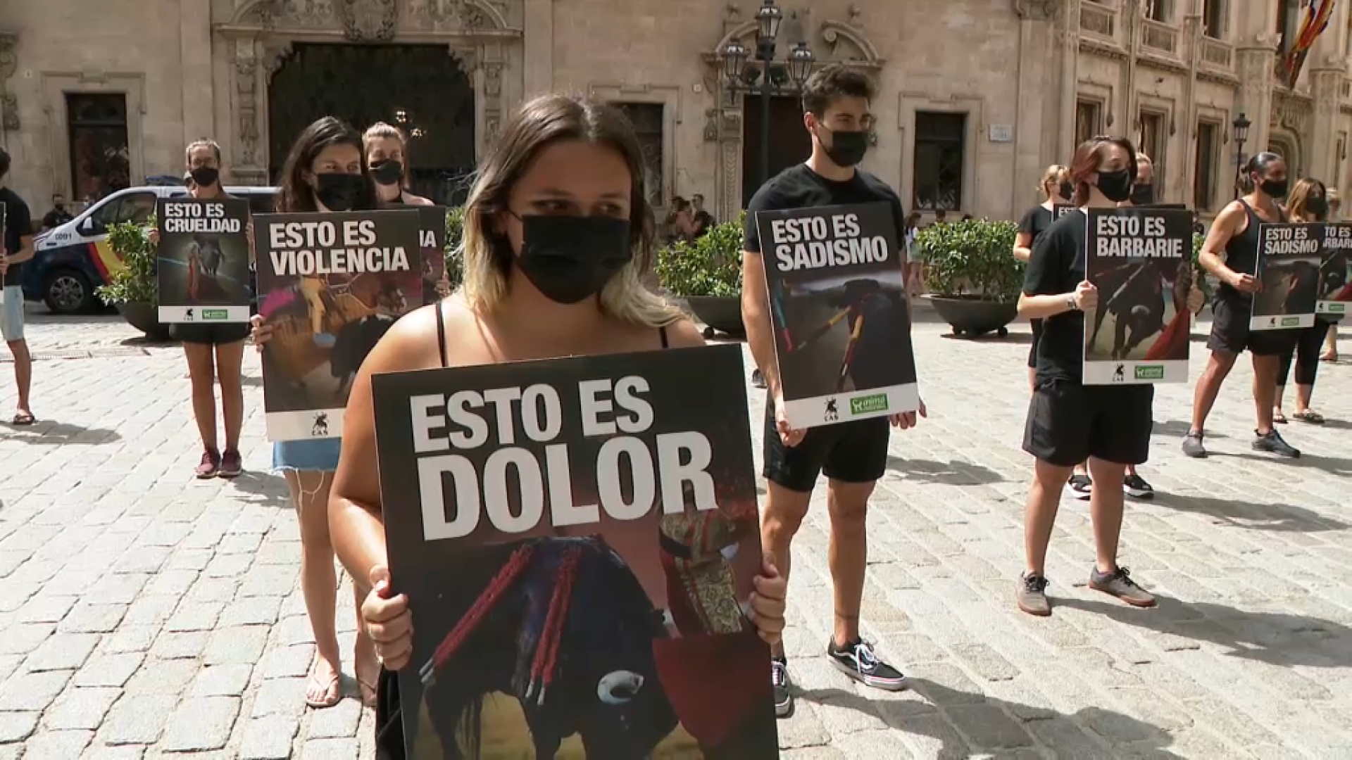 Animalistes protesten contra la reanudació de les corregudes de bous a Mallorca