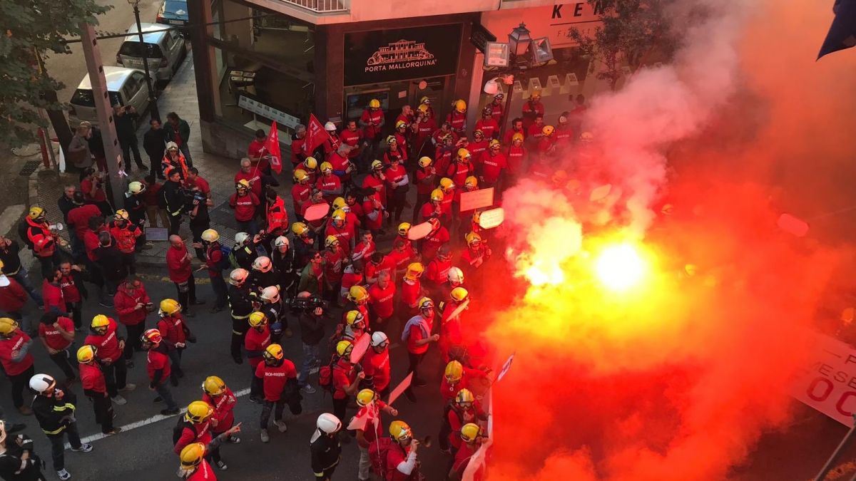 Els bombers reivindiquen als carrers una llei del foc