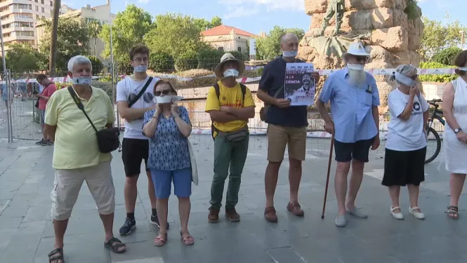 Diferents col·lectius es concentren per demanar que s’escolti els científics que avisen del canvi climàtic