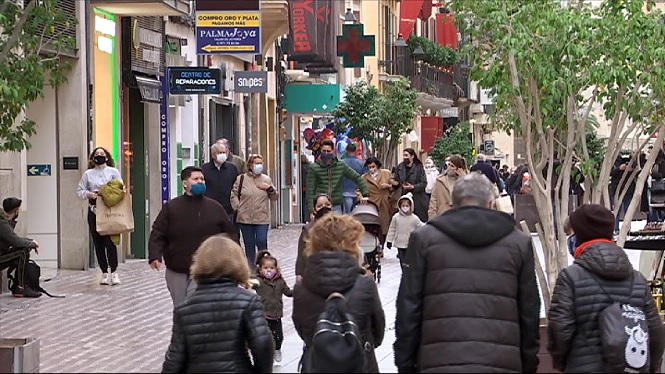 El centre de Palma ple de gent en un horabaixa festiu i amb alguns comerços tancats
