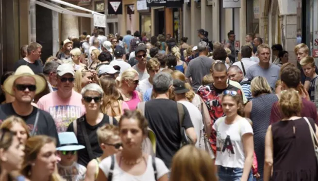 Les Illes s’haurien d’emmirallar en Venècia i limitar el turisme de masses?