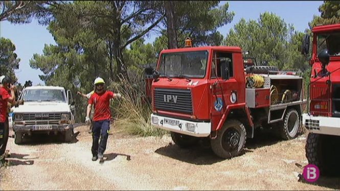 Els Bombers de Menorca rescaten dues persones lesionades a Cala Escorxada i a la Cova des Pardals