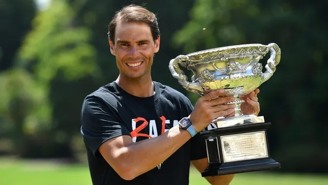 Nadal posa amb el 21è Grand Slam davant l’skyline de Melbourne