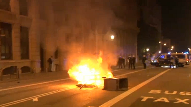 Contenidors cremats i enfrontaments policials arran de l’augment de restriccions