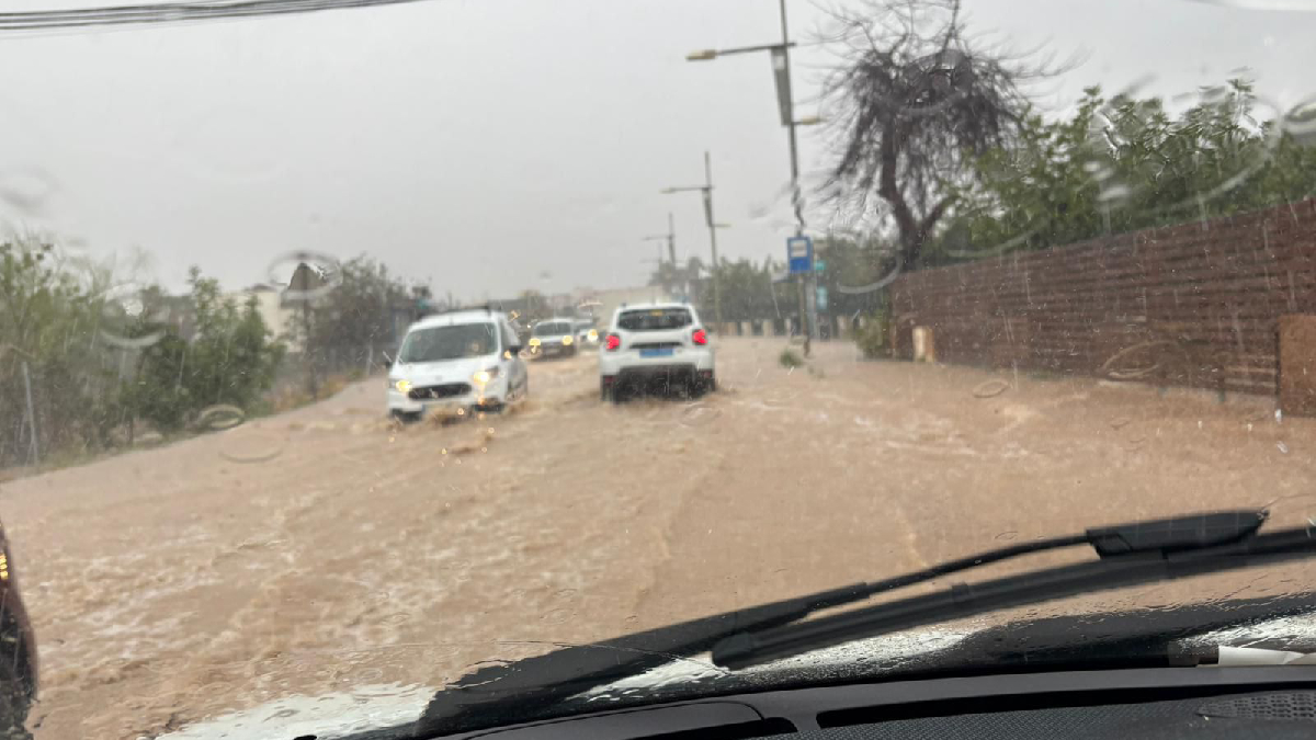 Primers rescats, després de les inundacions: els Bombers d’Eivissa intervenen en més d’un centenar d’incidències