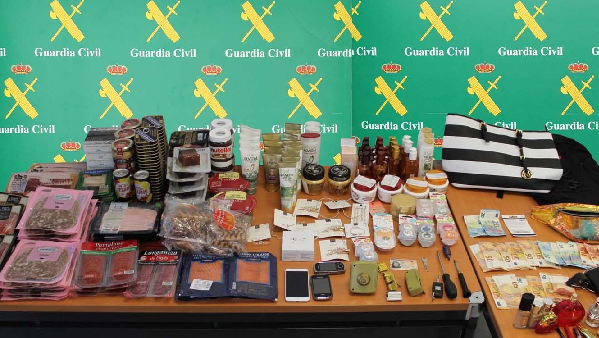 La Guàrdia Civil ha detingut 3 dones per robar a perfumeries i supermercats d’Andratx i Calvià