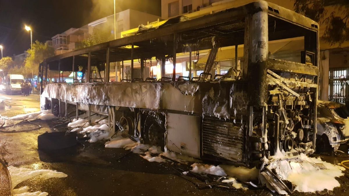 Un autobús i diversos cotxes cremats a un incendi a Sant Jordi