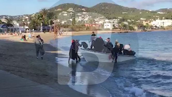 15 migrants arriben en pastera a la platja de Talamanca tirant bengales