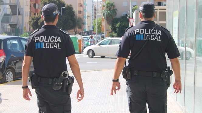 La Policia Local denuncia 13 persones per participar en dues festes privades a Eivissa
