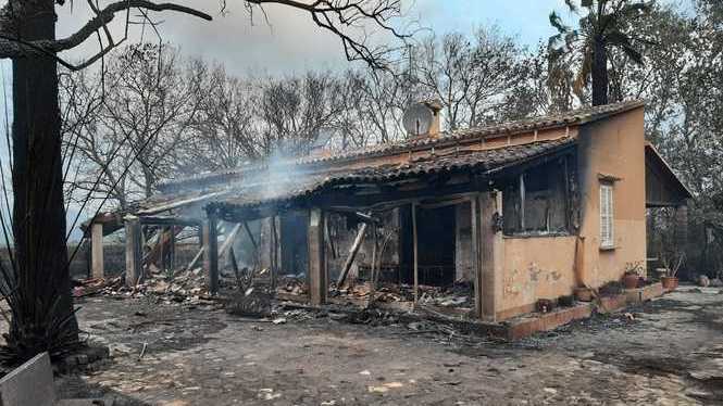 El foc calcina tres cases de s’Albufera i n’afecta dues més