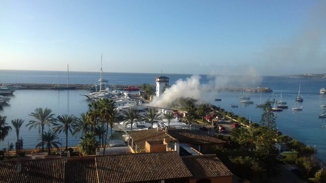 Els Bombers de Mallorca treballen per extingir l’incendi d’un iot de gran eslora al Port de Portals