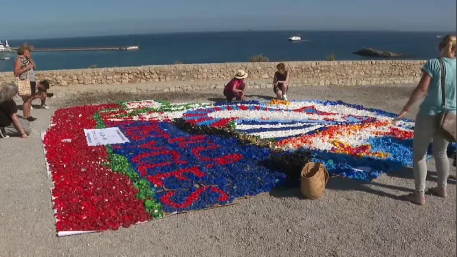 Ibiza Preservation fa un mural de plàstic amb més de 60.000 taps, 116 quilos de plàstic