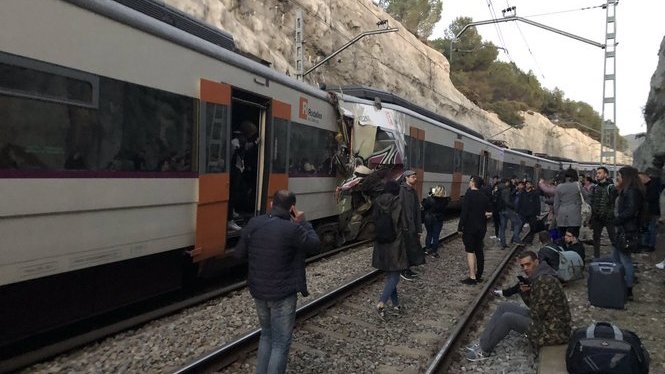 Un mort, dos ferits greus i almenys 15 ferits després de col·lisionar dos trens a Barcelona